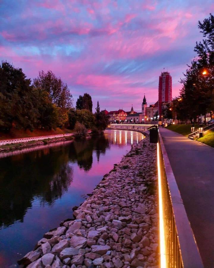 Spiegel Center Apartment Oradea Bagian luar foto