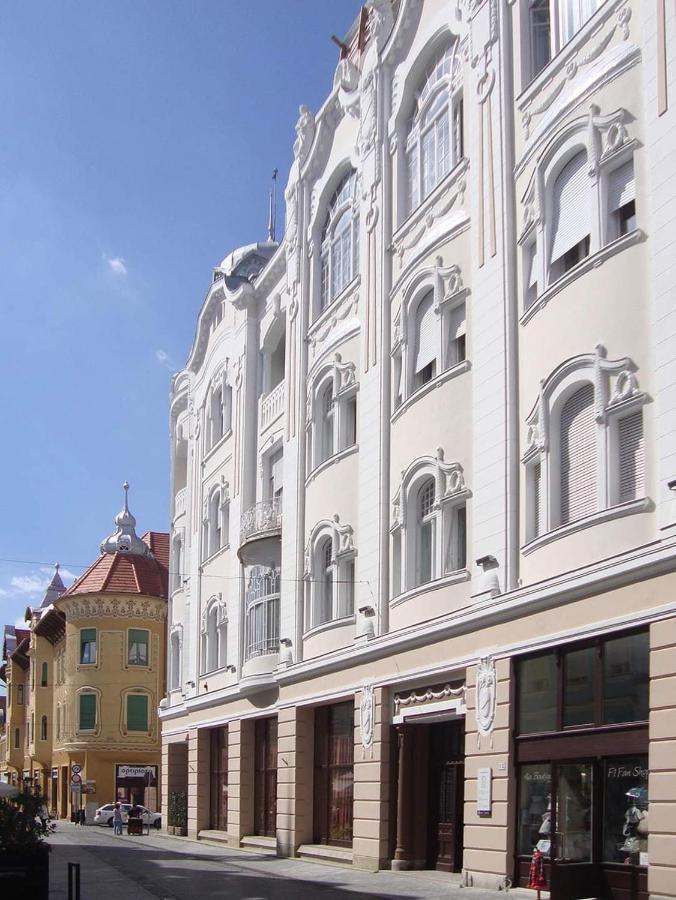 Spiegel Center Apartment Oradea Bagian luar foto